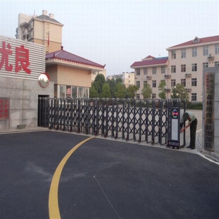 伸缩门
